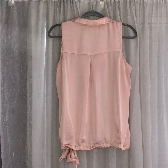 Pink blouse that ties on the bottom - Picture 2 of 3